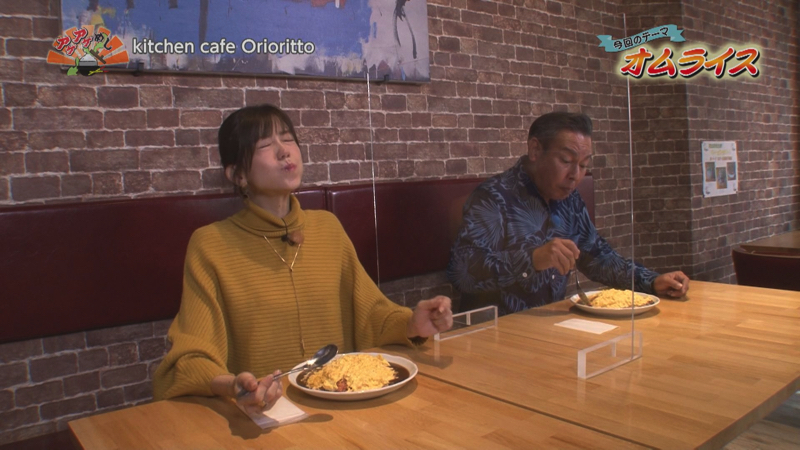 Kitchen cafe Orioritto（キッチンカフェ オリオリット）（那覇市西）オムライスを食べている様子 | OTV アゲアゲめし 2021年12月3日放送