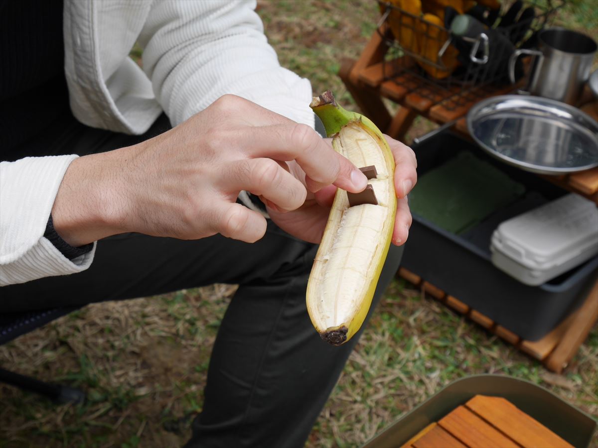 県民の森キャンプ場（恩納村）にて切れ込みに板チョコを挟む様子｜OTV　南国ChillOut（チルアウト）2022年1月27日放送