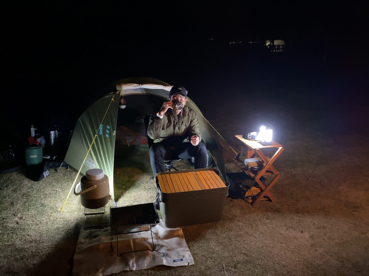 福地川海浜公園キャンプ場（東村）にてお茶を飲みながらランタンの温かい光に癒される大城良太｜OTV　南国ChillOut（チルアウト）2022年1月20日放送