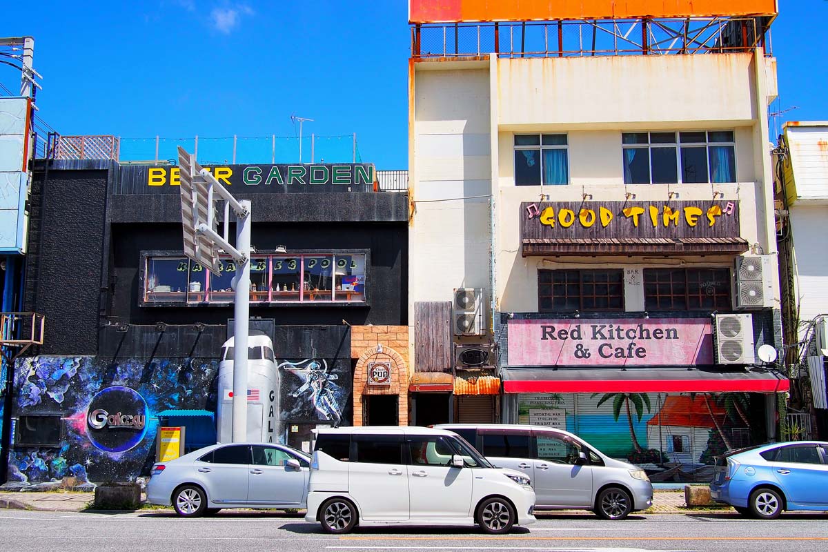沖縄市コザのゲート通り