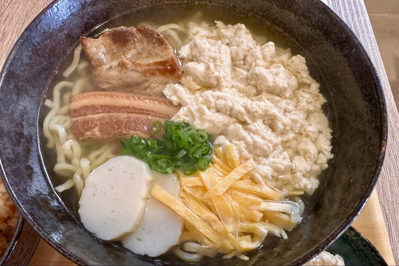 無添加ダシでカラダにやさしい自然な味わい「沖縄そば わらまる商店」（南城市）