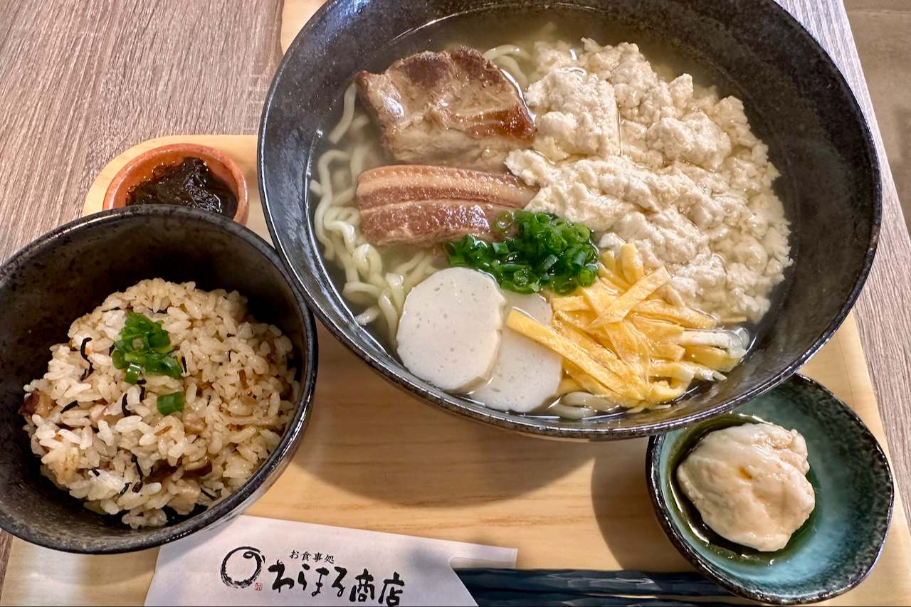 無添加ダシでカラダにやさしい自然な味わい「沖縄そば わらまる商店」（南城市）