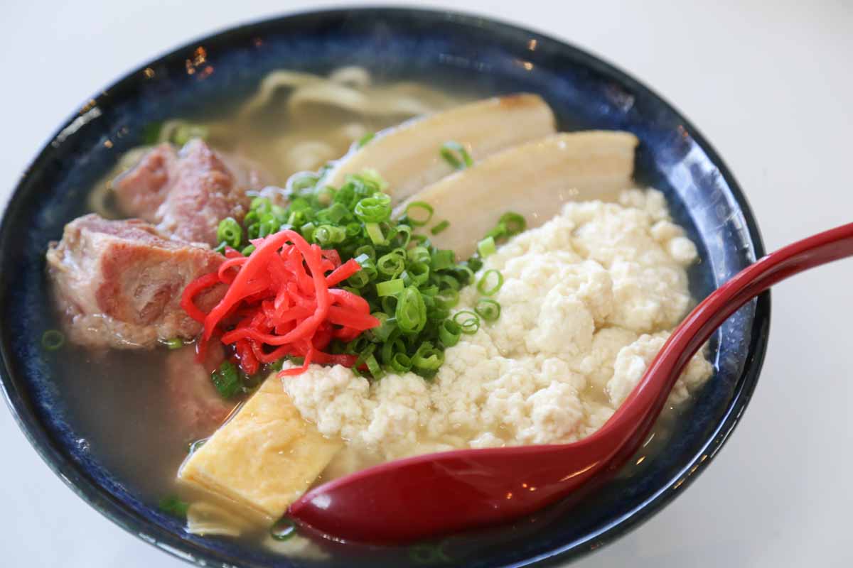 那覇で朝7時から本格沖縄そば！「オキナワソバヤ ススル」で味わうこだわりの一杯（那覇市）
