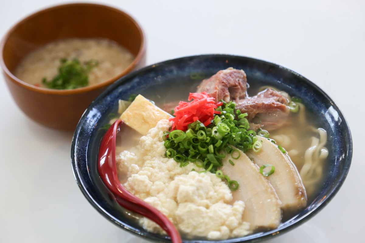 那覇で朝7時から本格沖縄そば！「オキナワソバヤ ススル」で味わうこだわりの一杯（那覇市）