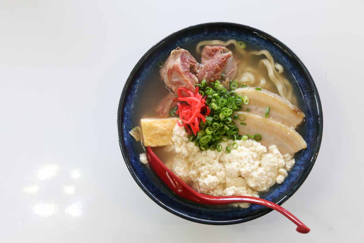 那覇で朝7時から本格沖縄そば！「オキナワソバヤ ススル」で味わうこだわりの一杯（那覇市）