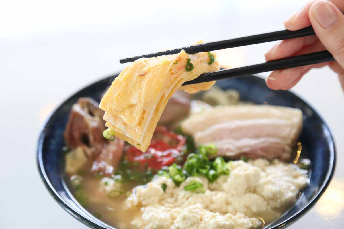 那覇で朝7時から本格沖縄そば！「オキナワソバヤ ススル」で味わうこだわりの一杯（那覇市）