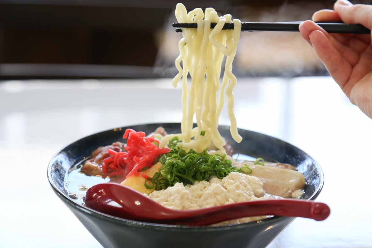 那覇で朝7時から本格沖縄そば！「オキナワソバヤ ススル」で味わうこだわりの一杯（那覇市）