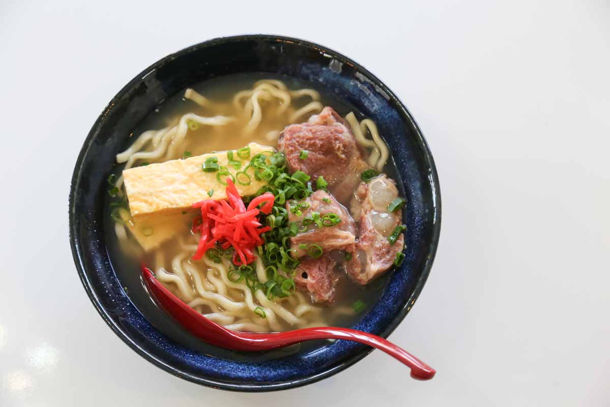 那覇で朝7時から本格沖縄そば！「オキナワソバヤ ススル」で味わうこだわりの一杯（那覇市）