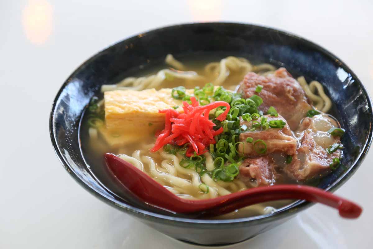 那覇で朝7時から本格沖縄そば！「オキナワソバヤ ススル」で味わうこだわりの一杯（那覇市）