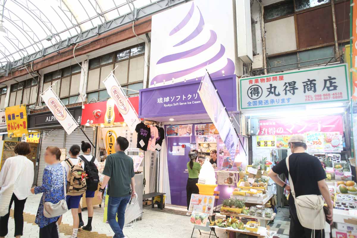 那覇国際通りに新名所誕生!「琉球ソフトクリーム」で味わう紅いも米粉コーンソフト&沖縄スイーツ(那覇市)