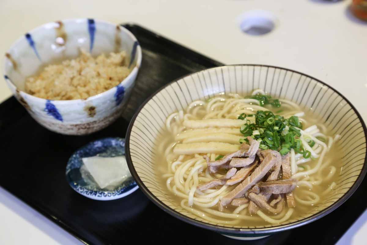七味＆紅生姜は一切なし！“ピパーズ”をかけて食べる本場の八重山そば「島そば屋一番地」（那覇市）