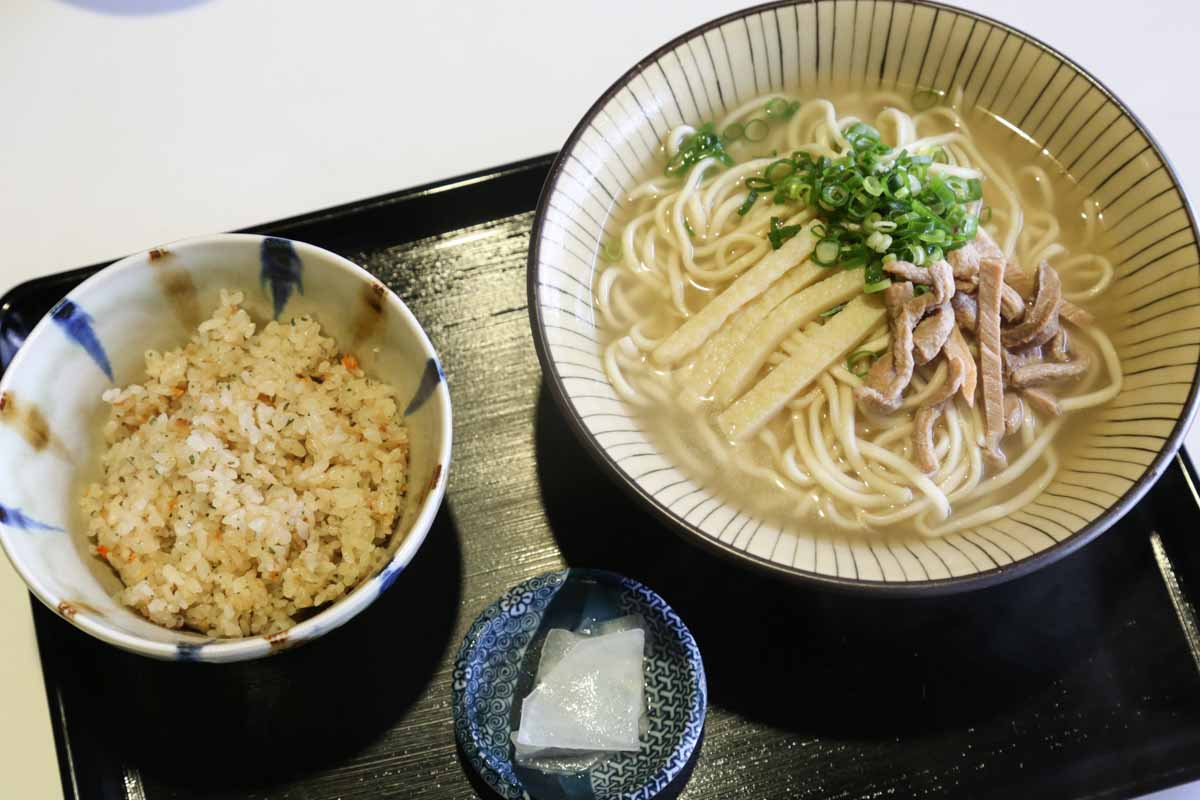 七味＆紅生姜は一切なし！“ピパーズ”をかけて食べる本場の八重山そば「島そば屋一番地」（那覇市）