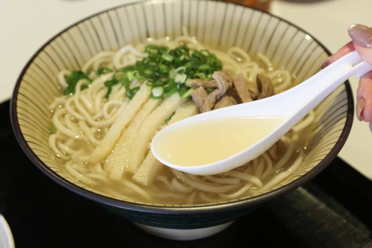 七味＆紅生姜は一切なし！“ピパーズ”をかけて食べる本場の八重山そば「島そば屋一番地」（那覇市）