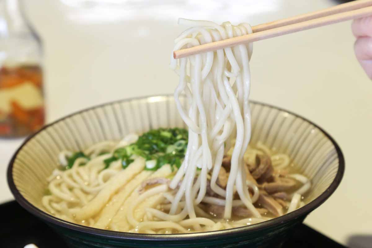 七味＆紅生姜は一切なし！“ピパーズ”をかけて食べる本場の八重山そば「島そば屋一番地」（那覇市）