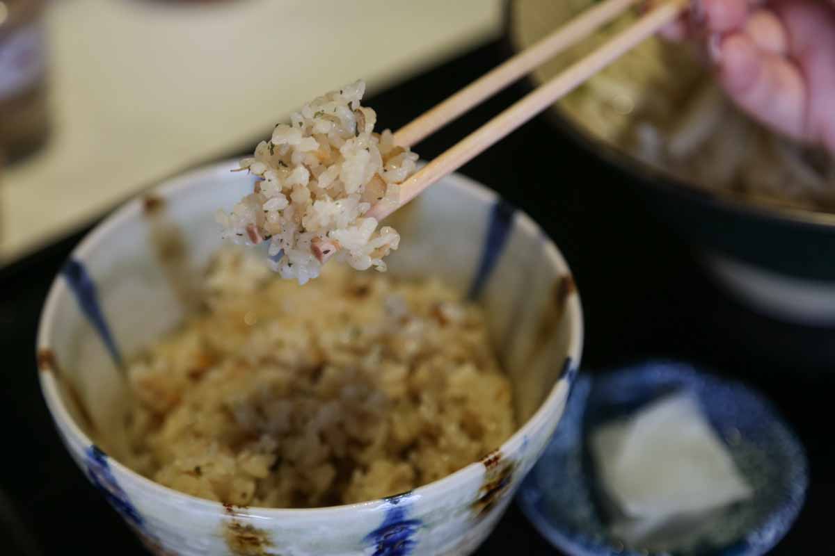 七味＆紅生姜は一切なし！“ピパーズ”をかけて食べる本場の八重山そば「島そば屋一番地」（那覇市）