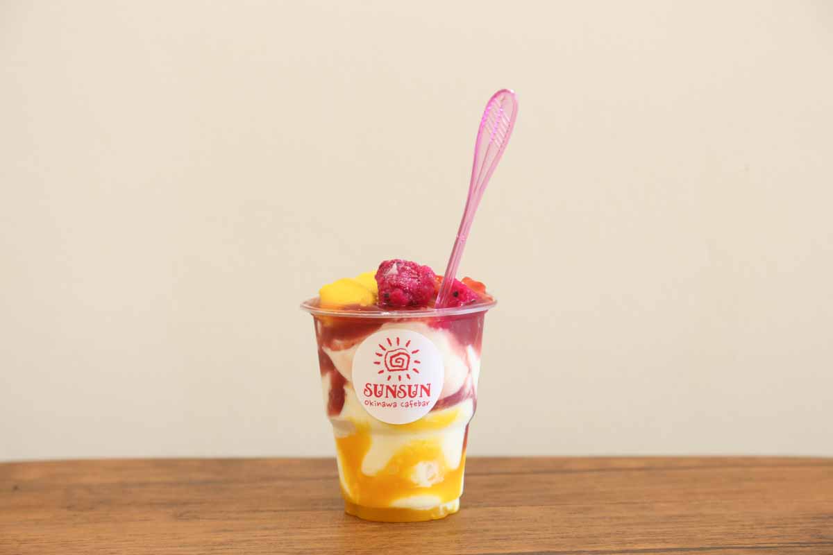 国際通り裏の名店「SUN SUN」にあるフィリピンスイーツ“タホ”がおいしい!やさしい甘さがフルーツと相性抜群(那覇市)