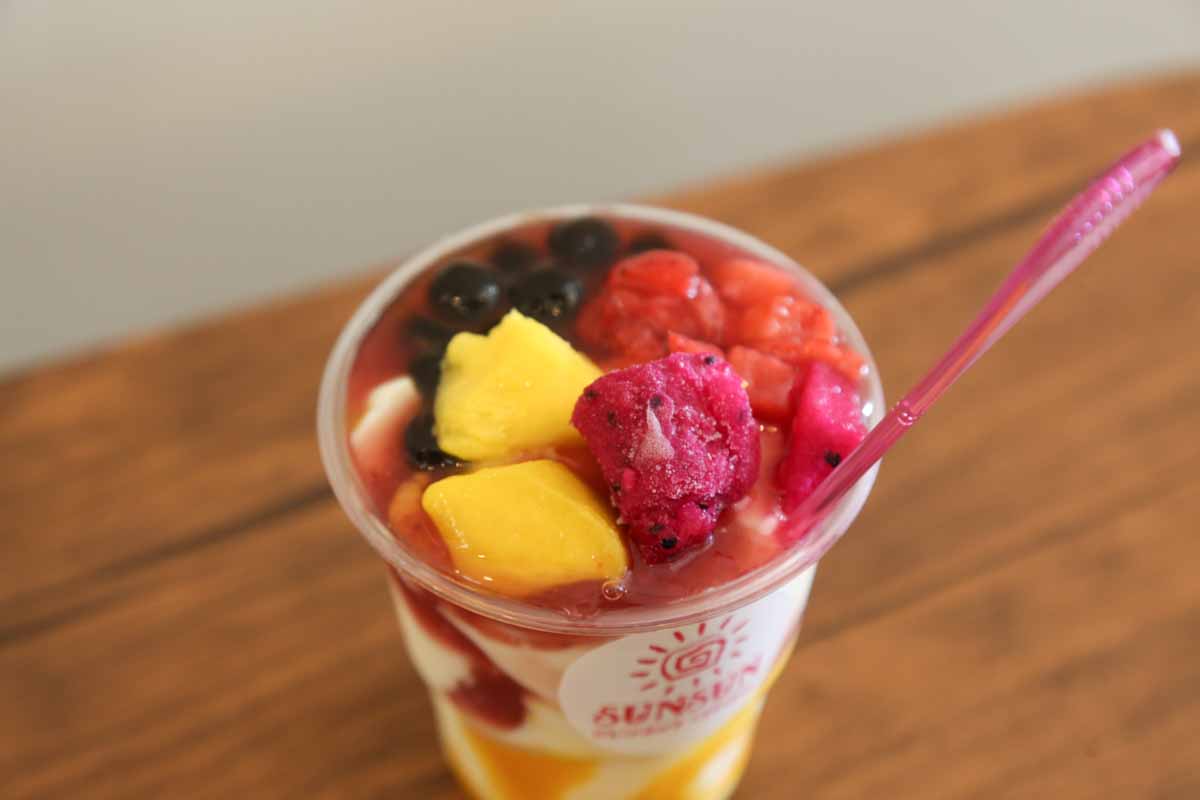 国際通り裏の名店「SUN SUN」にあるフィリピンスイーツ“タホ”がおいしい!やさしい甘さがフルーツと相性抜群(那覇市)