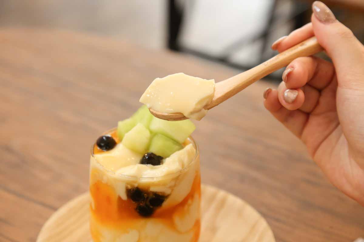 国際通り裏の名店「SUN SUN」にあるフィリピンスイーツ“タホ”がおいしい!やさしい甘さがフルーツと相性抜群(那覇市)