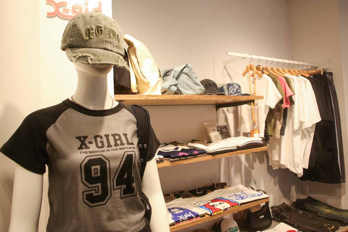 四半世紀以上も愛される圧倒的なゴリラアイコン!ストリートカルチャーが息づくファッションの拠点「XLARGE 那覇」(那覇市)