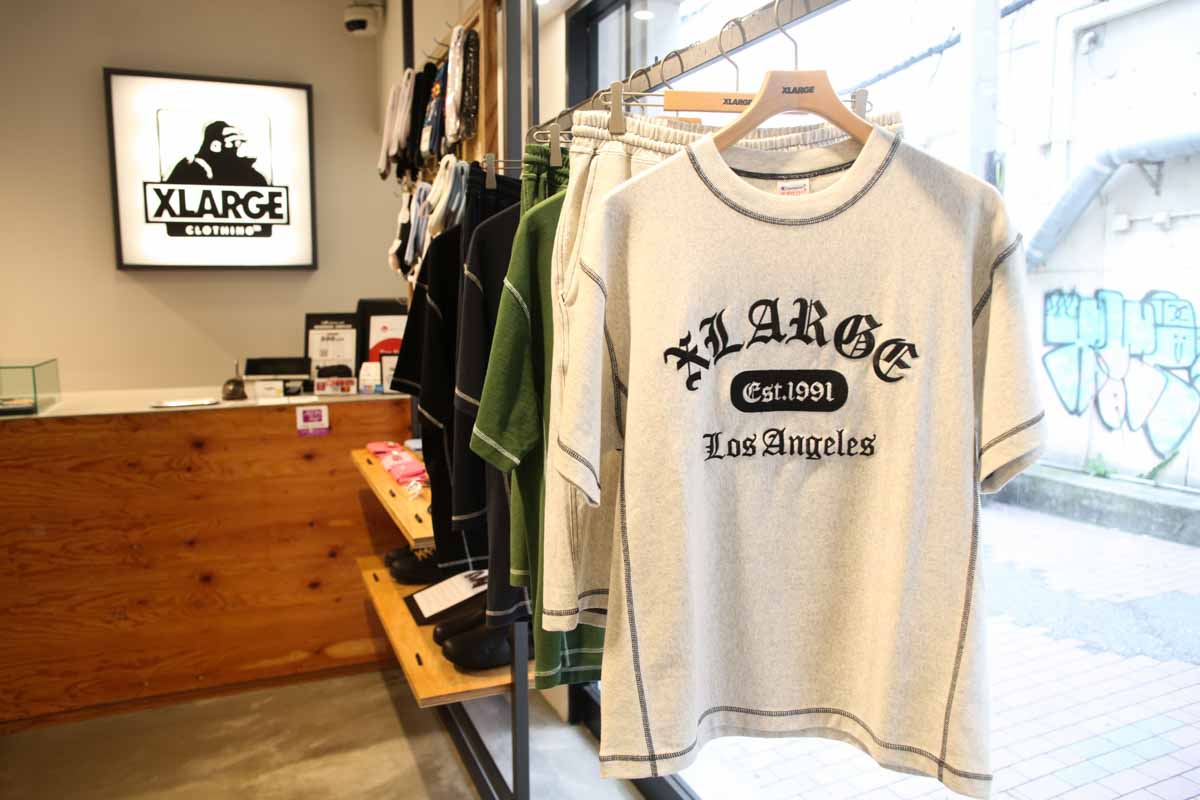 四半世紀以上も愛される圧倒的なゴリラアイコン!ストリートカルチャーが息づくファッションの拠点「XLARGE 那覇」(那覇市)