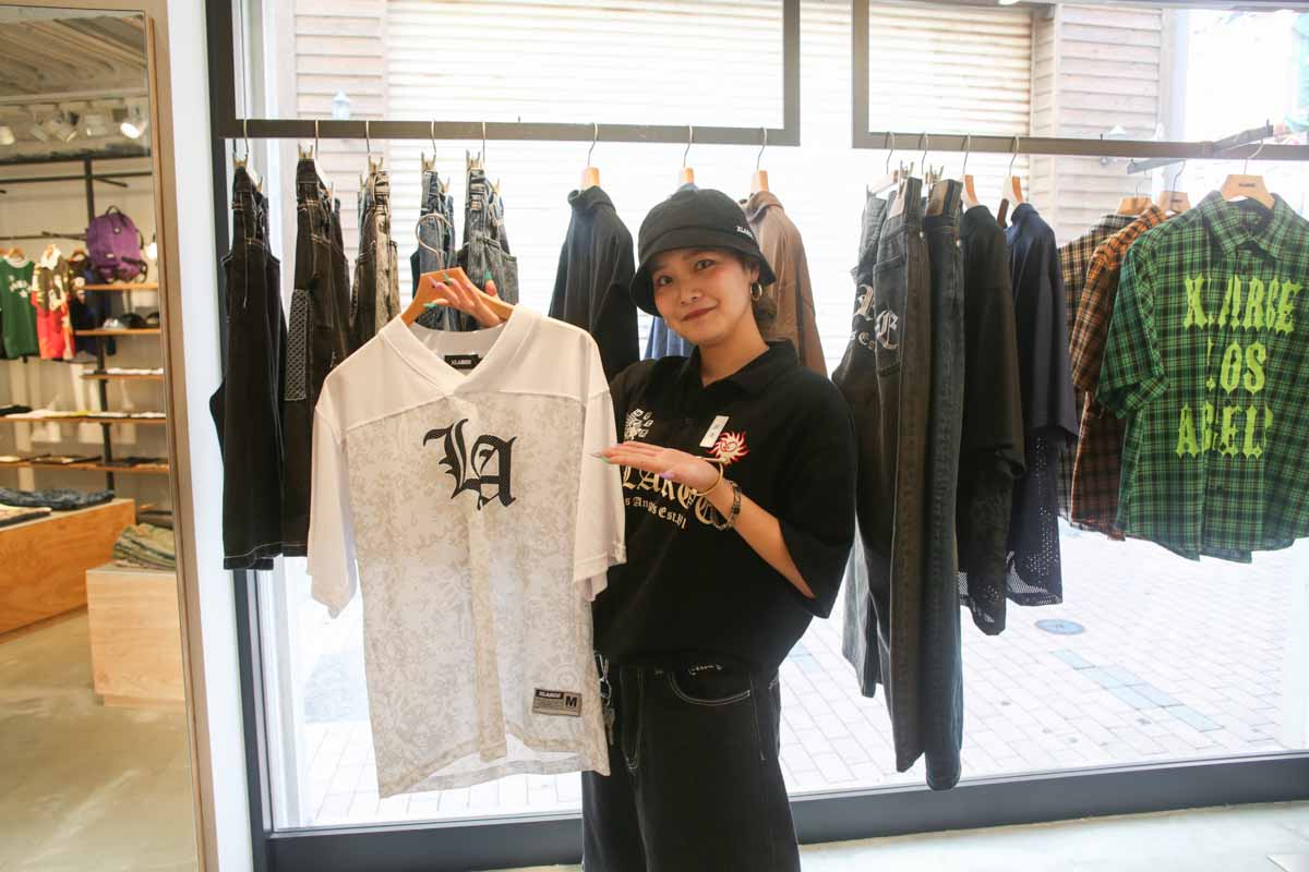 四半世紀以上も愛される圧倒的なゴリラアイコン!ストリートカルチャーが息づくファッションの拠点「XLARGE 那覇」(那覇市)