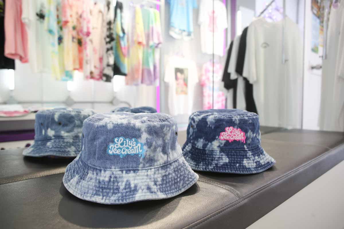 アイスは着るモノ！？唯一無二のタイダイ染めアイテムに出会える「Lily's icecream（リリーズアイスクリーム）」（那覇市）