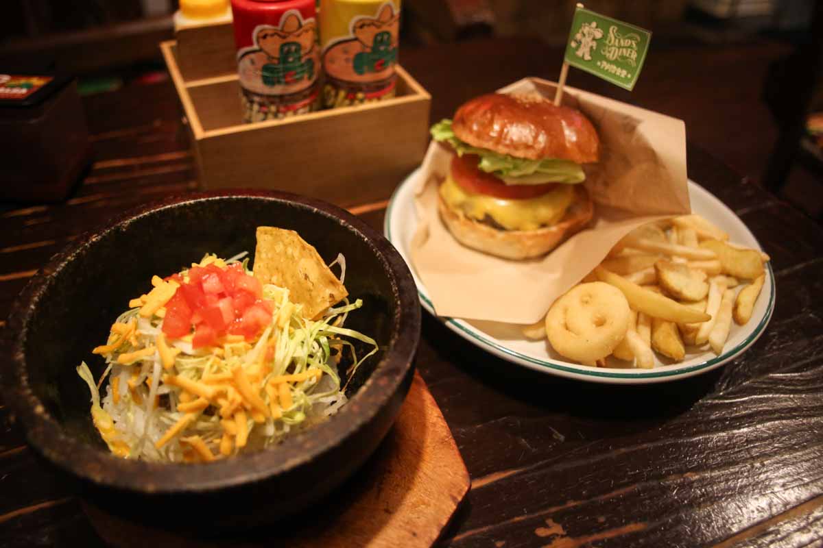 まるで映画のワンシーン！レトロ空間でいただく肉厚ハンバーガーと石焼タコライス「アメリカ食堂 SAND'S DINER（サンズ・ダイナー）」（那覇市）