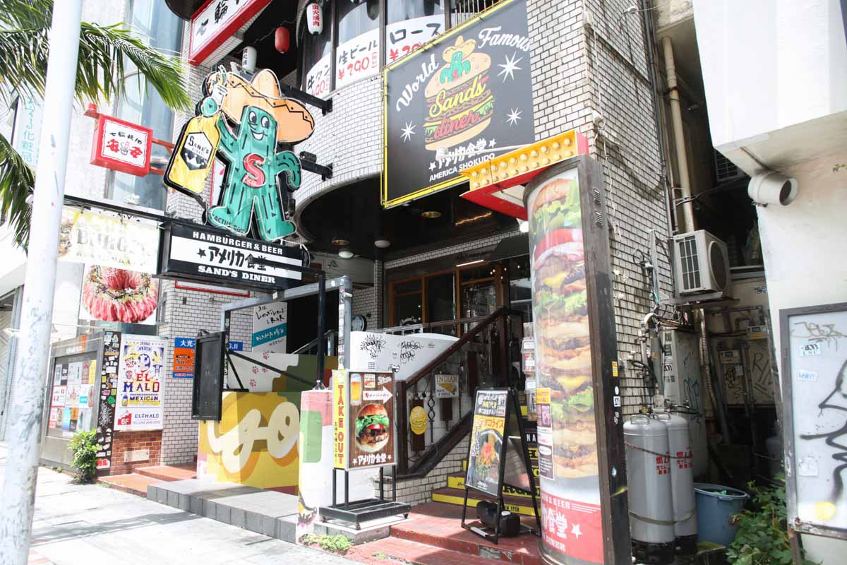 まるで映画のワンシーン！レトロ空間でいただく肉厚ハンバーガーと石焼タコライス「アメリカ食堂 SAND'S DINER（サンズ・ダイナー）」（那覇市）