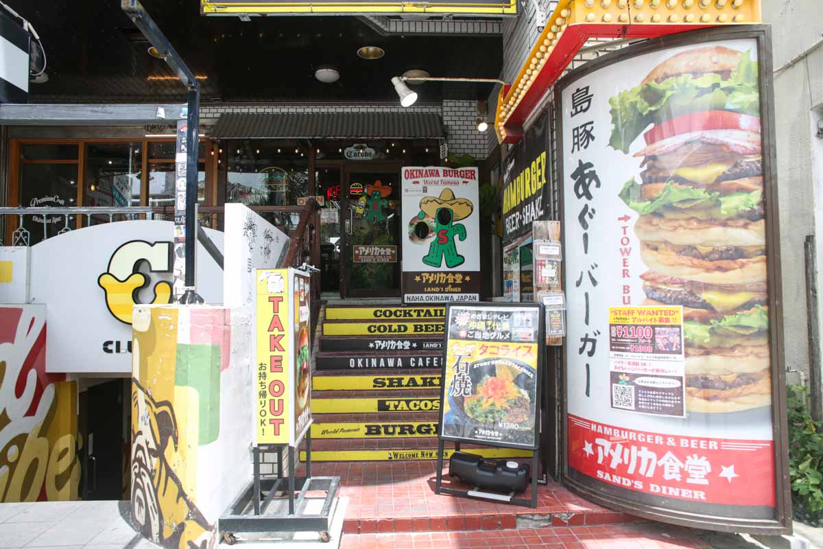 まるで映画のワンシーン！レトロ空間でいただく肉厚ハンバーガーと石焼タコライス「アメリカ食堂 SAND'S DINER（サンズ・ダイナー）」（那覇市）