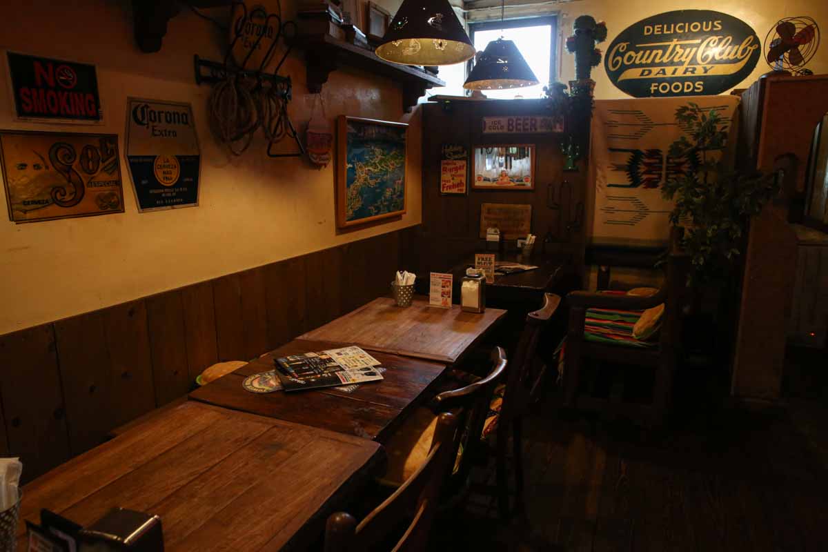 まるで映画のワンシーン！レトロ空間でいただく肉厚ハンバーガーと石焼タコライス「アメリカ食堂 SAND'S DINER（サンズ・ダイナー）」（那覇市）