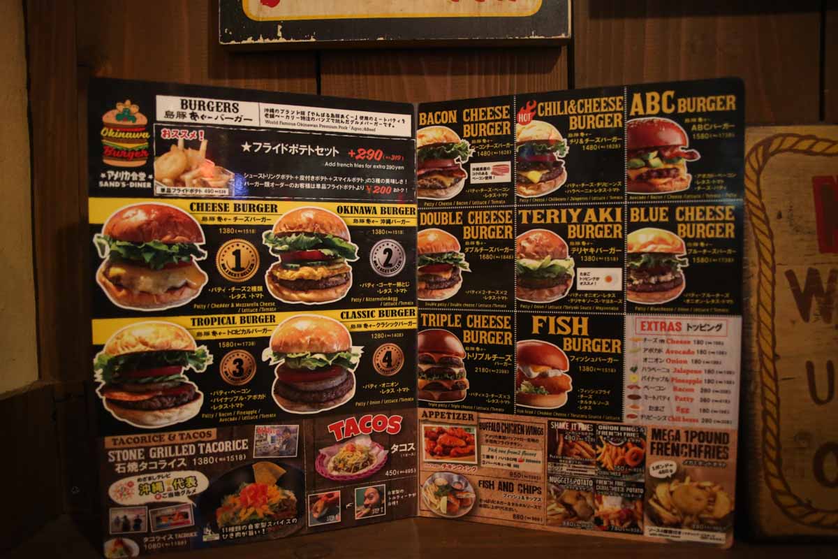 まるで映画のワンシーン！レトロ空間でいただく肉厚ハンバーガーと石焼タコライス「アメリカ食堂 SAND'S DINER（サンズ・ダイナー）」（那覇市）