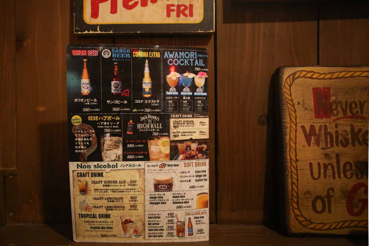 まるで映画のワンシーン！レトロ空間でいただく肉厚ハンバーガーと石焼タコライス「アメリカ食堂 SAND'S DINER（サンズ・ダイナー）」（那覇市）
