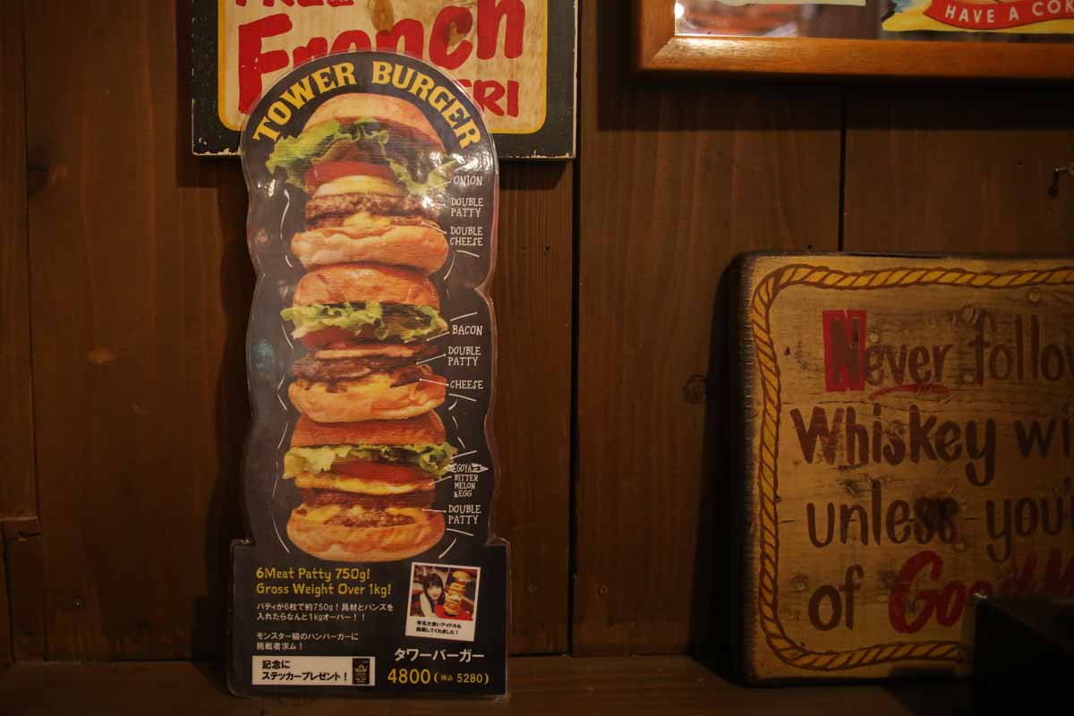 まるで映画のワンシーン！レトロ空間でいただく肉厚ハンバーガーと石焼タコライス「アメリカ食堂 SAND'S DINER（サンズ・ダイナー）」（那覇市）