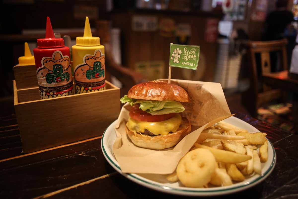 まるで映画のワンシーン！レトロ空間でいただく肉厚ハンバーガーと石焼タコライス「アメリカ食堂 SAND'S DINER（サンズ・ダイナー）」（那覇市）