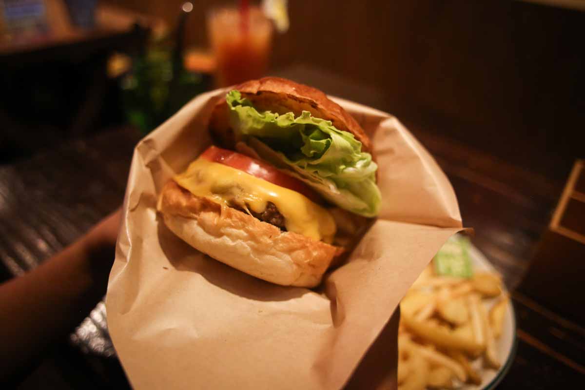 まるで映画のワンシーン！レトロ空間でいただく肉厚ハンバーガーと石焼タコライス「アメリカ食堂 SAND'S DINER（サンズ・ダイナー）」（那覇市）