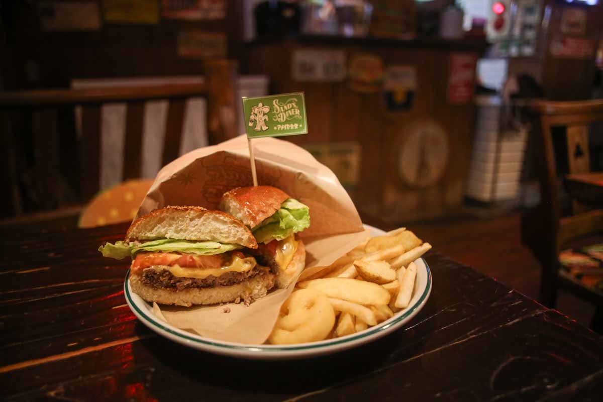 まるで映画のワンシーン！レトロ空間でいただく肉厚ハンバーガーと石焼タコライス「アメリカ食堂 SAND'S DINER（サンズ・ダイナー）」（那覇市）