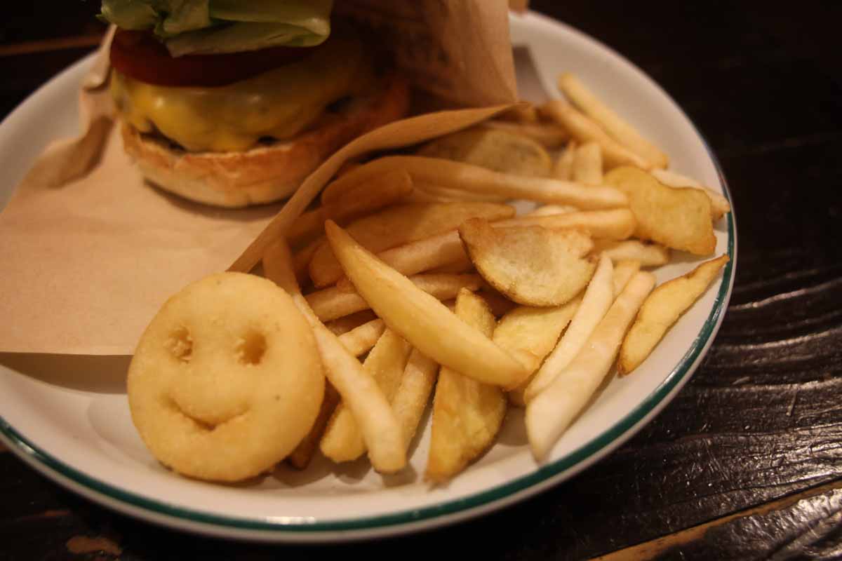 まるで映画のワンシーン！レトロ空間でいただく肉厚ハンバーガーと石焼タコライス「アメリカ食堂 SAND'S DINER（サンズ・ダイナー）」（那覇市）
