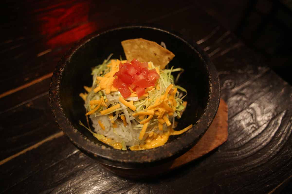 まるで映画のワンシーン！レトロ空間でいただく肉厚ハンバーガーと石焼タコライス「アメリカ食堂 SAND'S DINER（サンズ・ダイナー）」（那覇市）