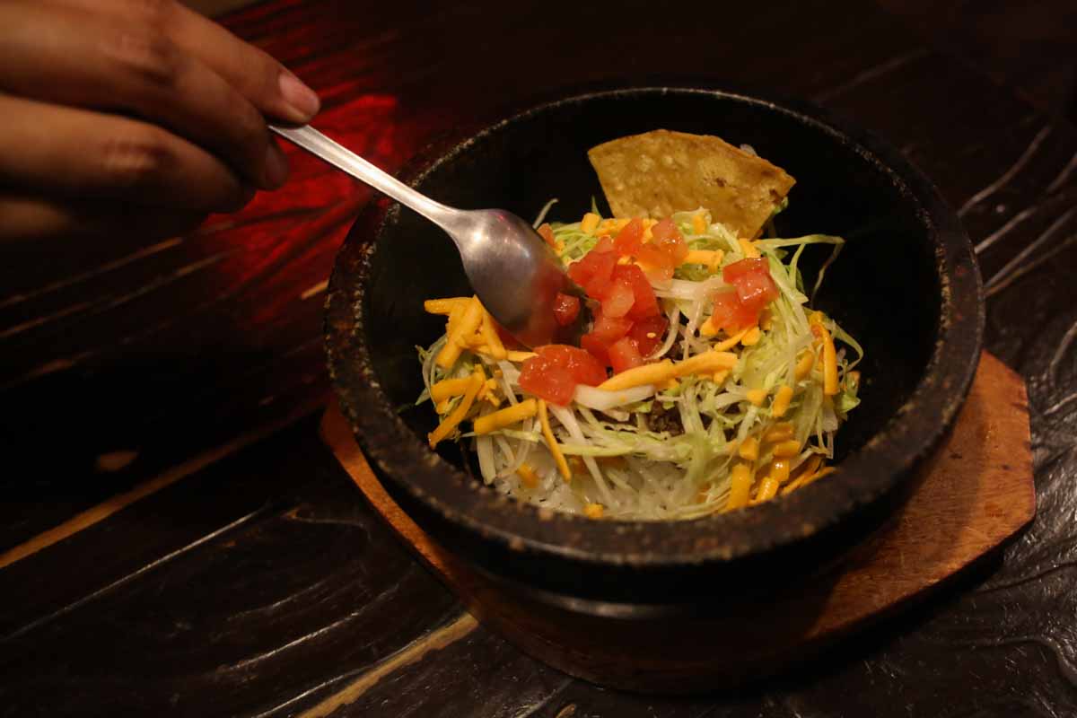まるで映画のワンシーン！レトロ空間でいただく肉厚ハンバーガーと石焼タコライス「アメリカ食堂 SAND'S DINER（サンズ・ダイナー）」（那覇市）
