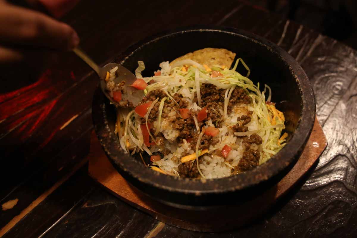 まるで映画のワンシーン！レトロ空間でいただく肉厚ハンバーガーと石焼タコライス「アメリカ食堂 SAND'S DINER（サンズ・ダイナー）」（那覇市）