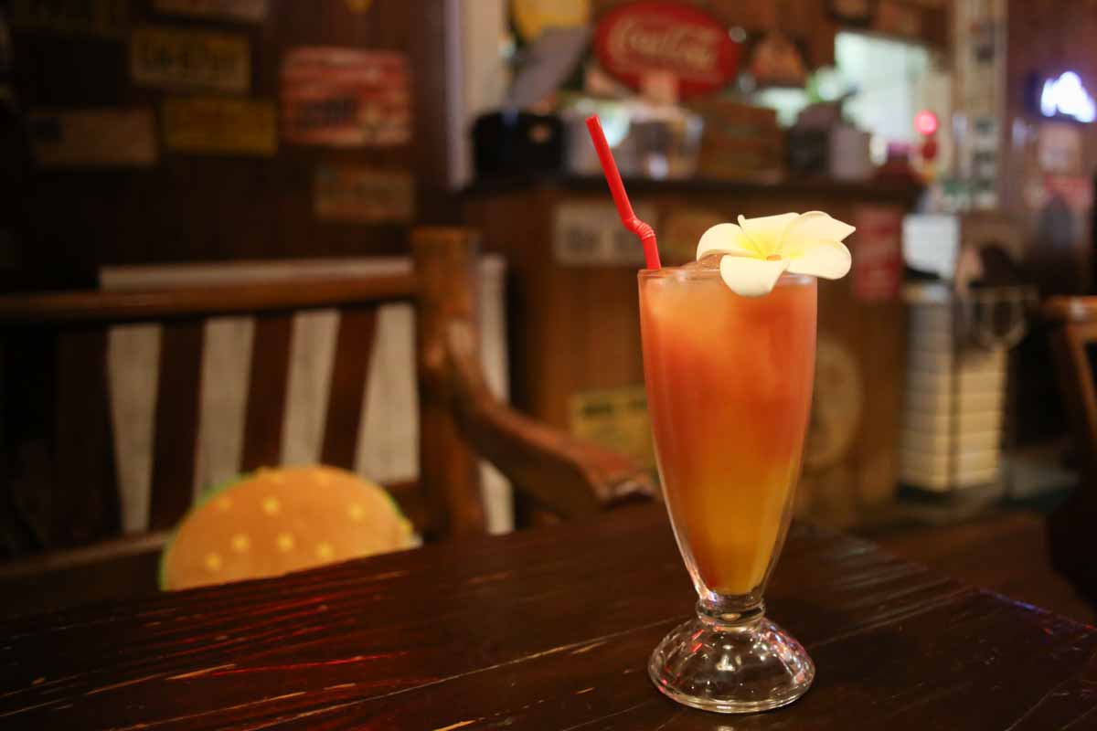 まるで映画のワンシーン！レトロ空間でいただく肉厚ハンバーガーと石焼タコライス「アメリカ食堂 SAND'S DINER（サンズ・ダイナー）」（那覇市）