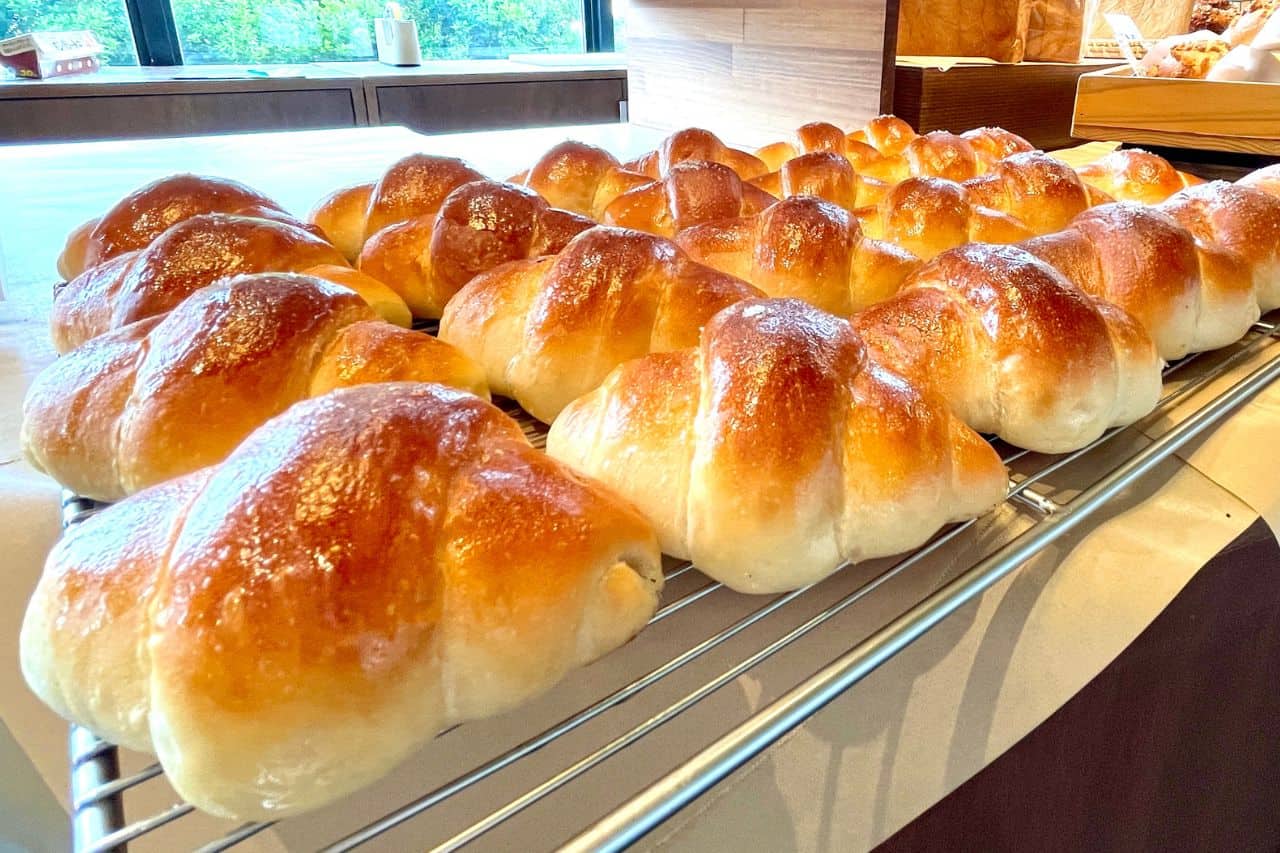 沖縄の絶景とともにおいしいパンを味わおう!「mills by TruffleBAKERY(ミルズバイトリュフベーカリー)」で特別なひとときを(浦添市)