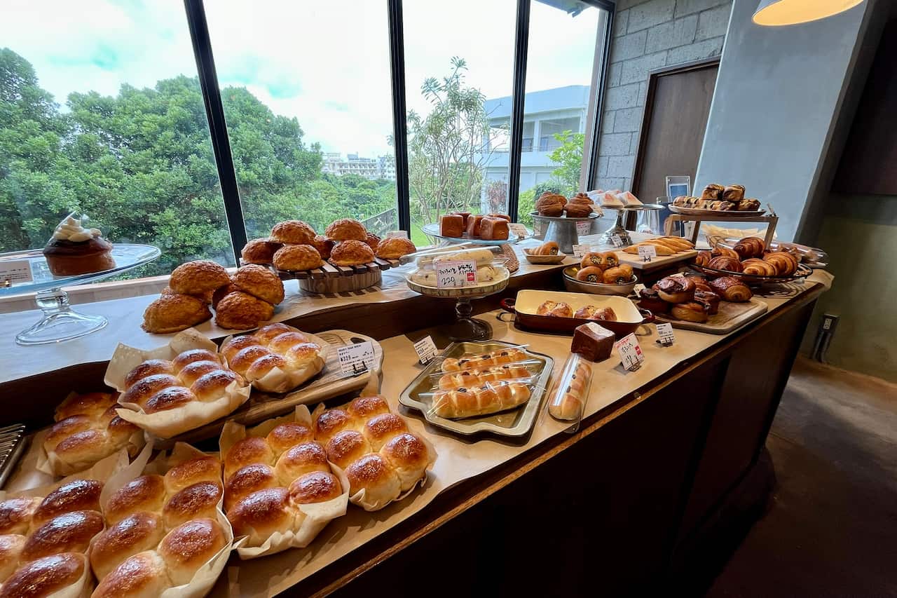 沖縄の絶景とともにおいしいパンを味わおう!「mills by TruffleBAKERY(ミルズバイトリュフベーカリー)」で特別なひとときを(浦添市)