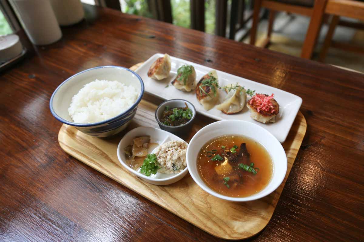 一粒ひと粒に旨味が凝縮!こだわりの手作り餃子を味わうなら「浮島ギョーザ 蘭桂坊」へ(那覇市)