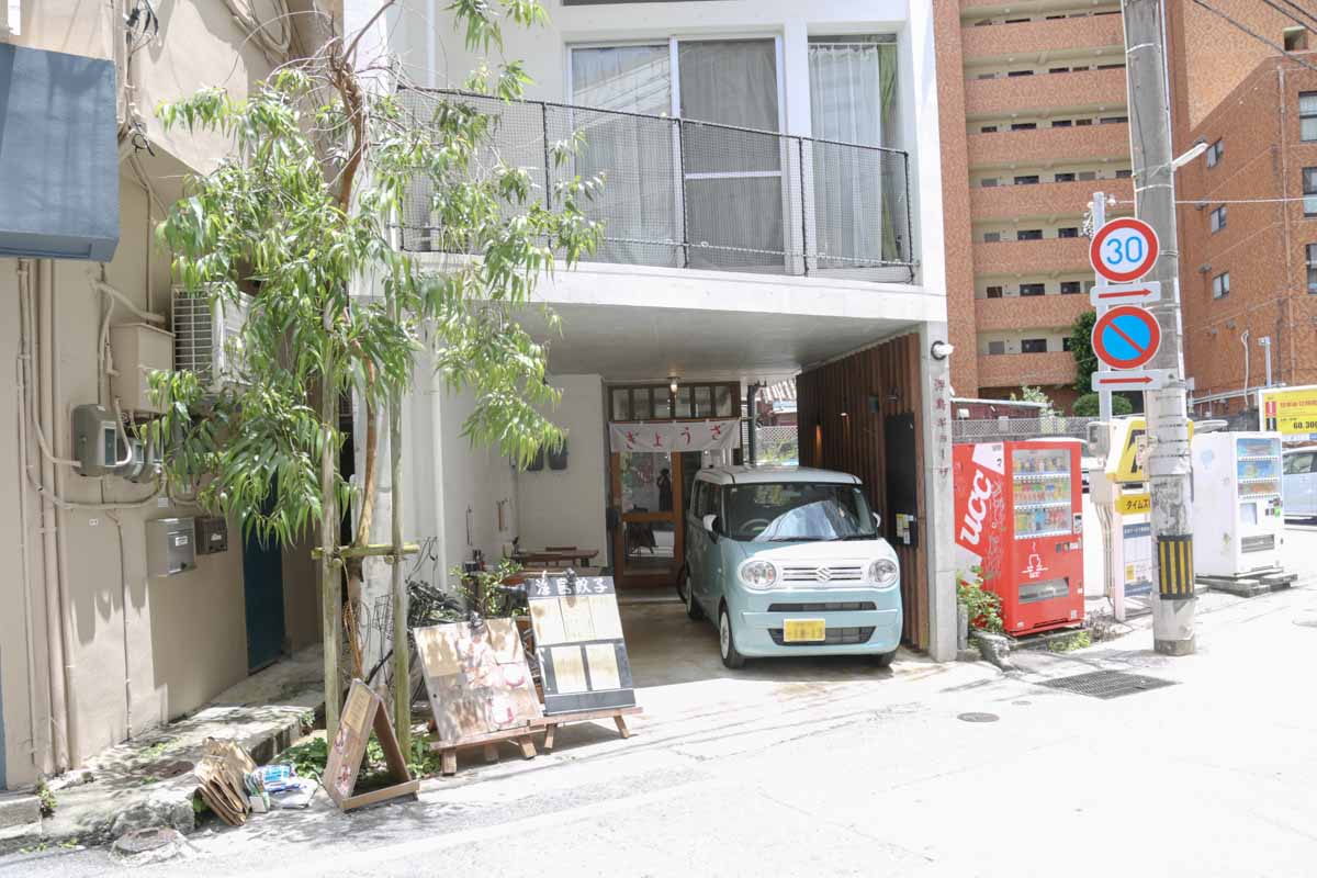 一粒ひと粒に旨味が凝縮!こだわりの手作り餃子を味わうなら「浮島ギョーザ 蘭桂坊」へ(那覇市)