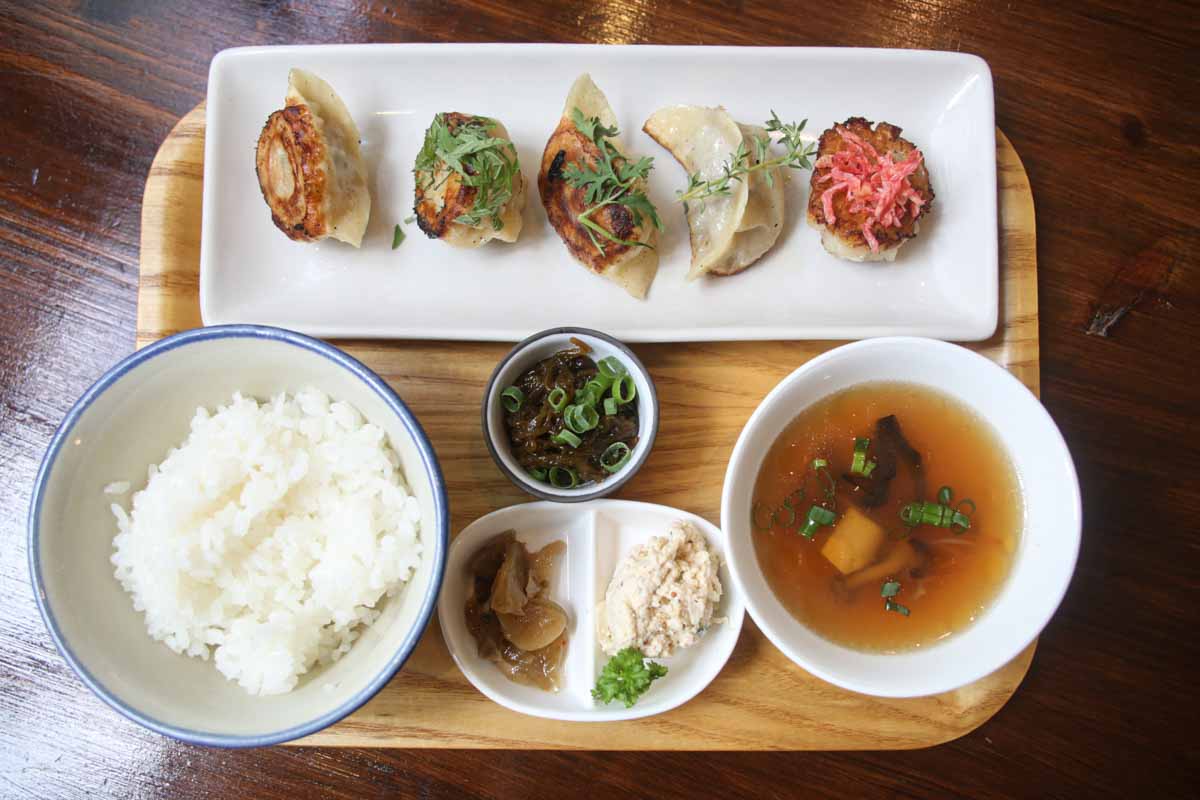一粒ひと粒に旨味が凝縮!こだわりの手作り餃子を味わうなら「浮島ギョーザ 蘭桂坊」へ(那覇市)