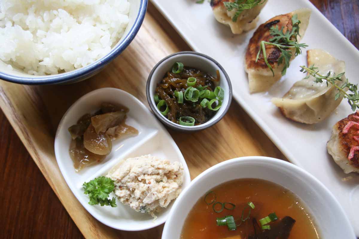 一粒ひと粒に旨味が凝縮!こだわりの手作り餃子を味わうなら「浮島ギョーザ 蘭桂坊」へ(那覇市)