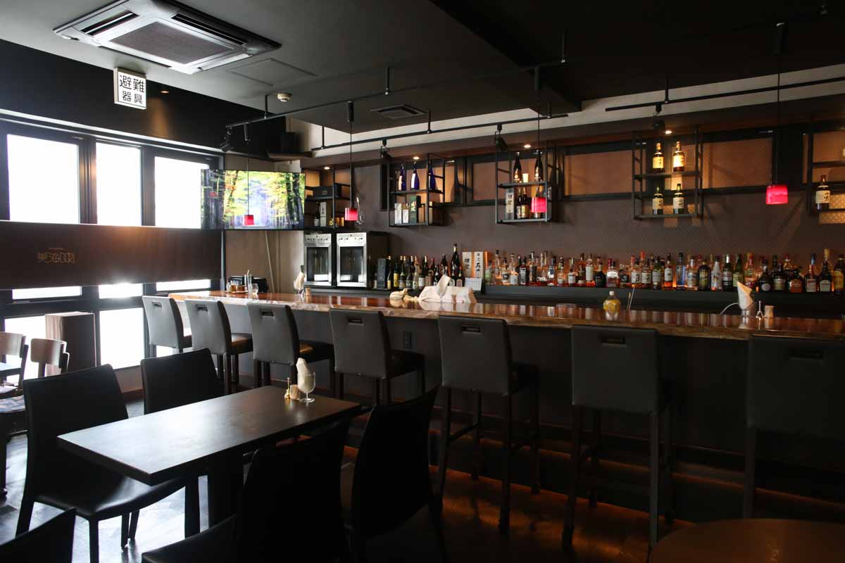 ランチは日替わり一本!都会の喧騒を忘れる美食空間「Dining&Bar 美海DORI(よしみどり)」(那覇市)