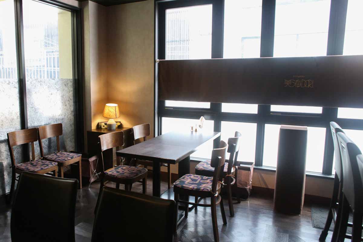 ランチは日替わり一本!都会の喧騒を忘れる美食空間「Dining&Bar 美海DORI(よしみどり)」(那覇市)