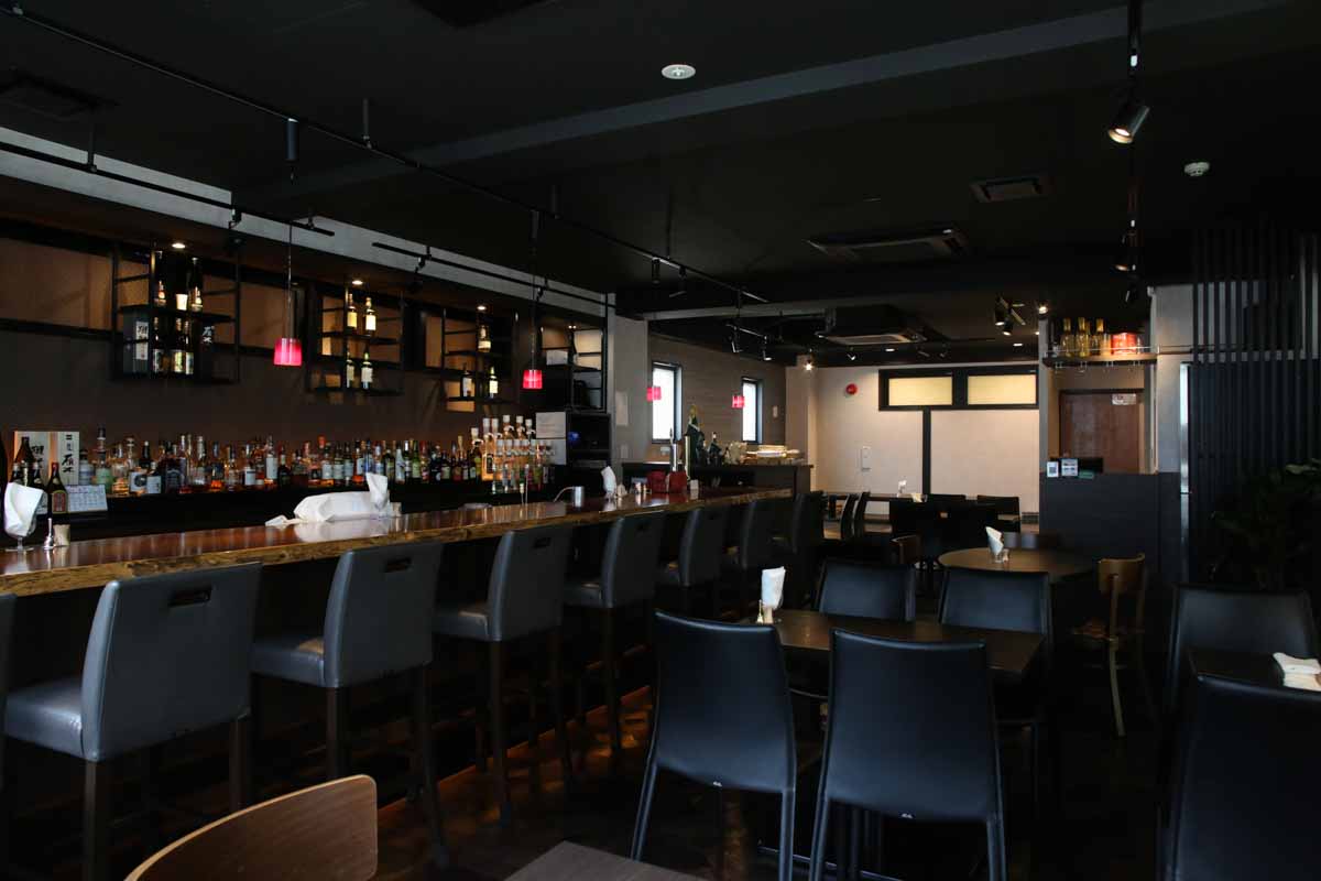 ランチは日替わり一本!都会の喧騒を忘れる美食空間「Dining&Bar 美海DORI(よしみどり)」(那覇市)
